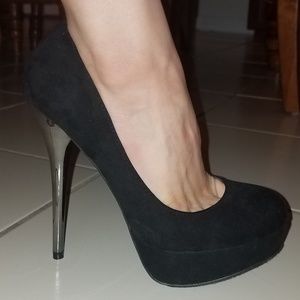 Brekelle's black and pewter stiletto